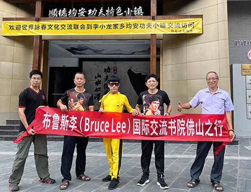 镇政府有关同志陪同参观李小龙纪念馆