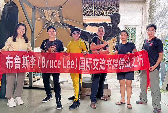 镇政府有关同志陪同参观李小龙纪念馆