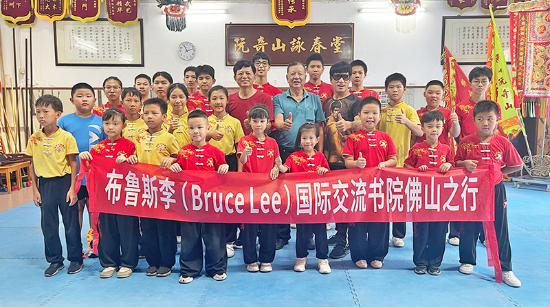 在梁湛声先生的“阮奇山咏春堂”与一群爱好武术的孩子们交流